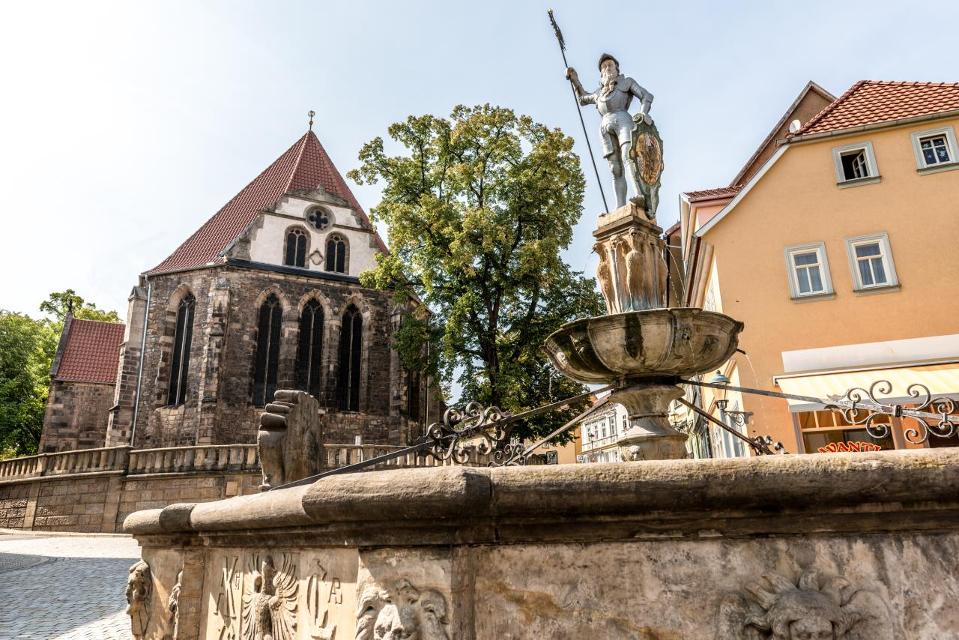 Ein Stadtbrand im Jahr 1581 vernichtete die ursprüngliche Bonifatiuskirche. Auf ihren Grundmauern wurde die „Neue Kirche“ als barocker Saalbau errichtet. Orgelbaumeister Johann Friedrich Wender aus Mühlhausen erbaute 1703 eine Orgel für die Neue K...
