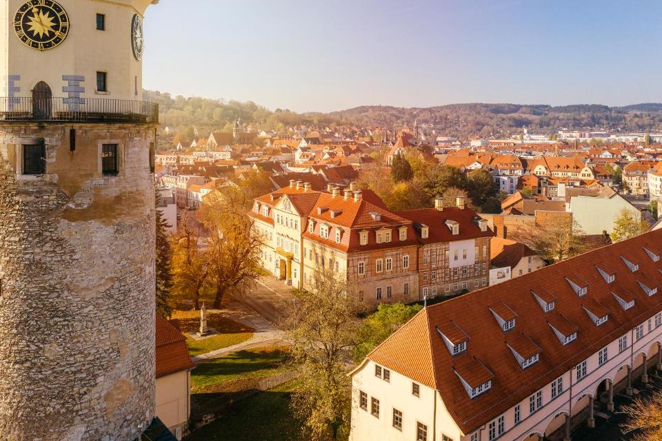 Leider ist der Neideckturm wegen Schäden im Mauerwerk zurzeit gesperrt.
Ab Mitte des 16. Jahrhunderts war das Renaissance-Wasserschloss Neideck die Residenz der Grafen von Schwarzburg-Arnstadt. Heute ist nur noch der Neideckturm erhalten, der mit ...