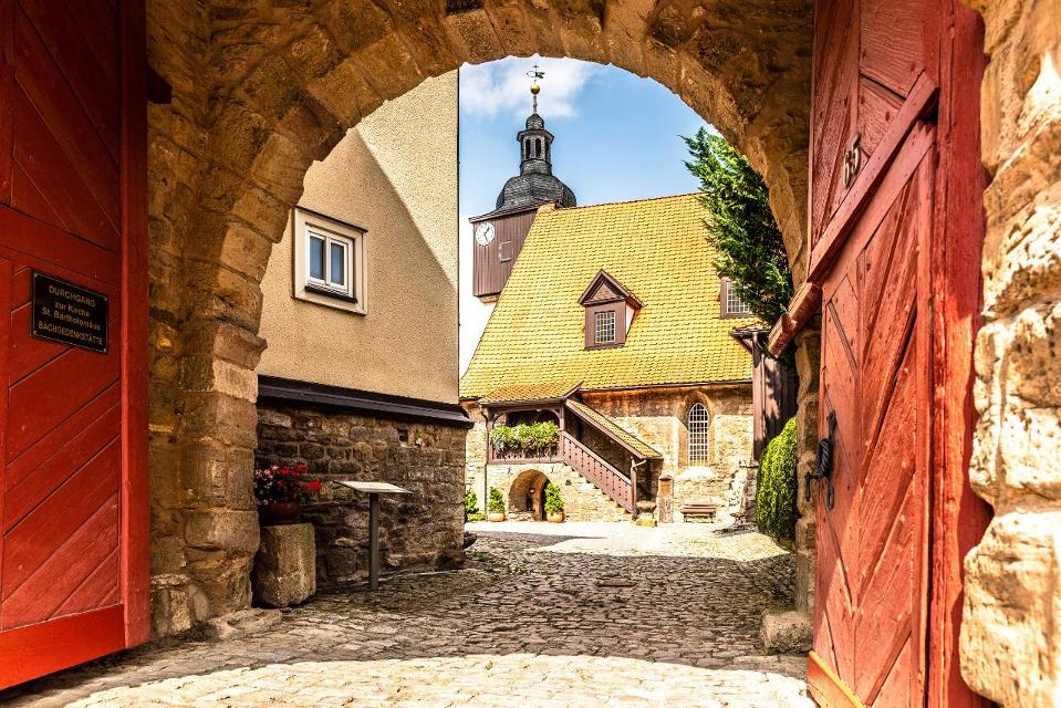 Am 17. Oktober 1707 machte sich eine Hochzeitsgesellschaft von Arnstadt aus auf den Weg in das drei Kilometer entfernte Dornheim. Durch ein großes Tor betrat man damals wie heute den kleinen bezaubernden Innenhof mit Bachs Traukirche St. Bartholom...