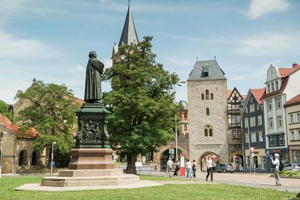 Am 4. Mai 1895 wurde das Denkmal auf dem Karlsplatz in Eisenach feierlich eingeweiht. In einem Staatsakt wurde der einstigen Ankunft des Reformators Martin Luther auf der Wartburg gedacht. Der Grundstein wurde fünfeinhalb Jahre zuvor am 3. Novembe...