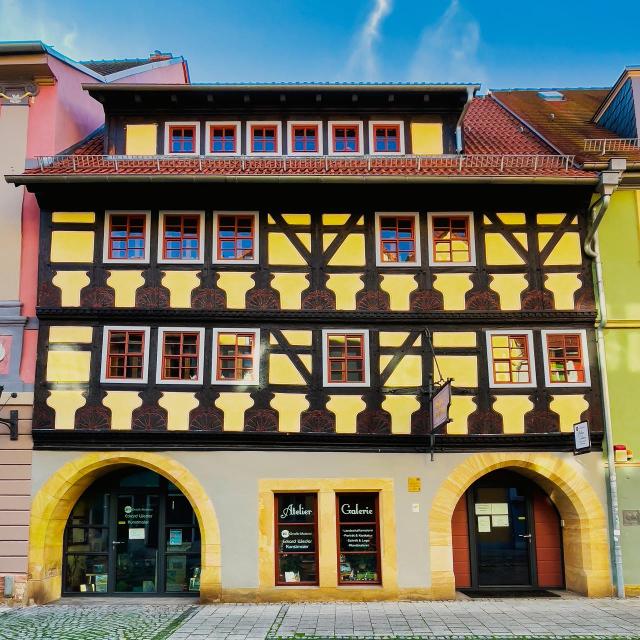 Das Museumsgebäude Metznersches Haus wurde um 1600 erbaut und ist somit eines der ältesten Häuser Kahlas. Untypisch für die Gegend, aber dennoch sehr auffällig und schön, ist das Fachwerk mit Fächerrosetten. Das Museum entwickelte sich 1978 aus ei...