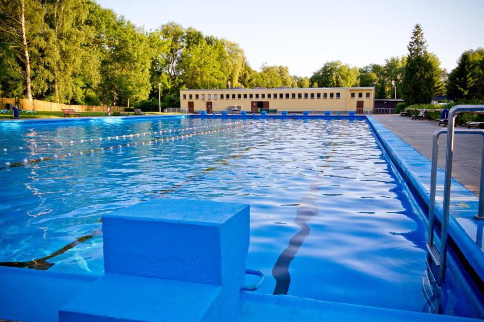 Drei Schwimmbecken bieten Groß und Klein im Sommer Abkühlung. Ein Becken für die Kleinsten mit knietiefem Wasser und ein mittleres Becken mit Rutsche sind für die Nichtschwimmer vorhanden. Ein 50-m-Becken mit Sprungbrett und Sprungblöcken ist den ...
