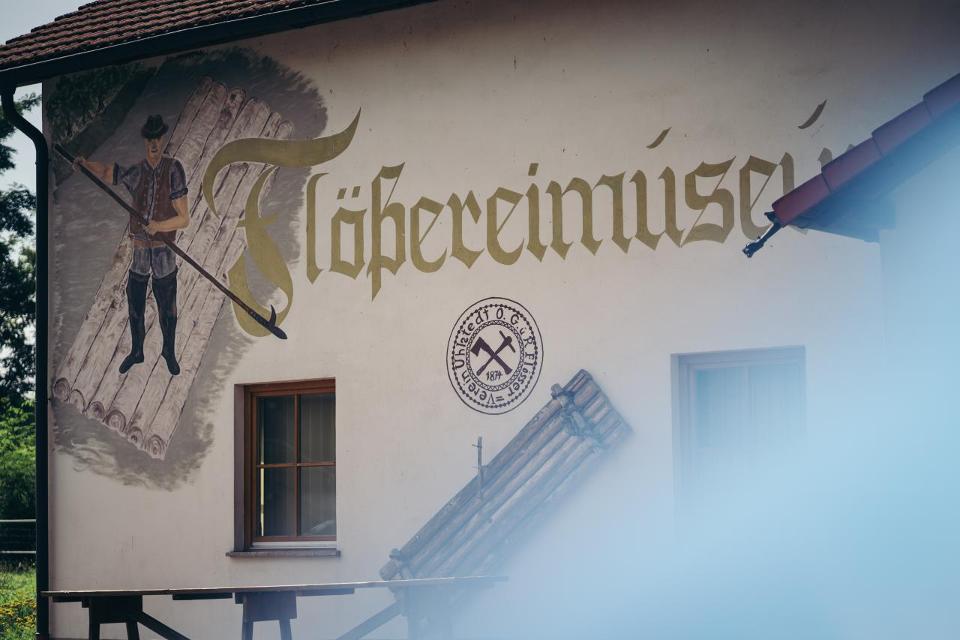 Die Landholzflößerei auf der Thüringischen Saale hat eine jahrhundert alte Tradition. Im ehemaligen Wehrhaus in Uhlstädt führt seit 2001 eine Dauerausstellung durch die Geschichte der Flößerei. Hier können Sie sich über die Technik des Floßbaus, d...