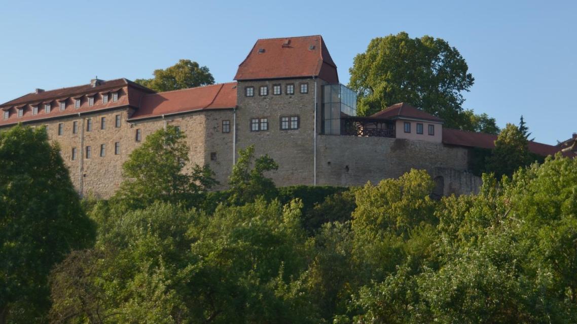 Die mittelalterliche Höhenburg in Creuzburg liegt mitten im Ort wachend über dem Werratal. Sie gilt als Schwesternburg der Wartburg bei Eisenach. Auf der Creuzburg residierten die Ludowinger und sie war bevorzugter Aufenthaltsort der Landgräfin El...