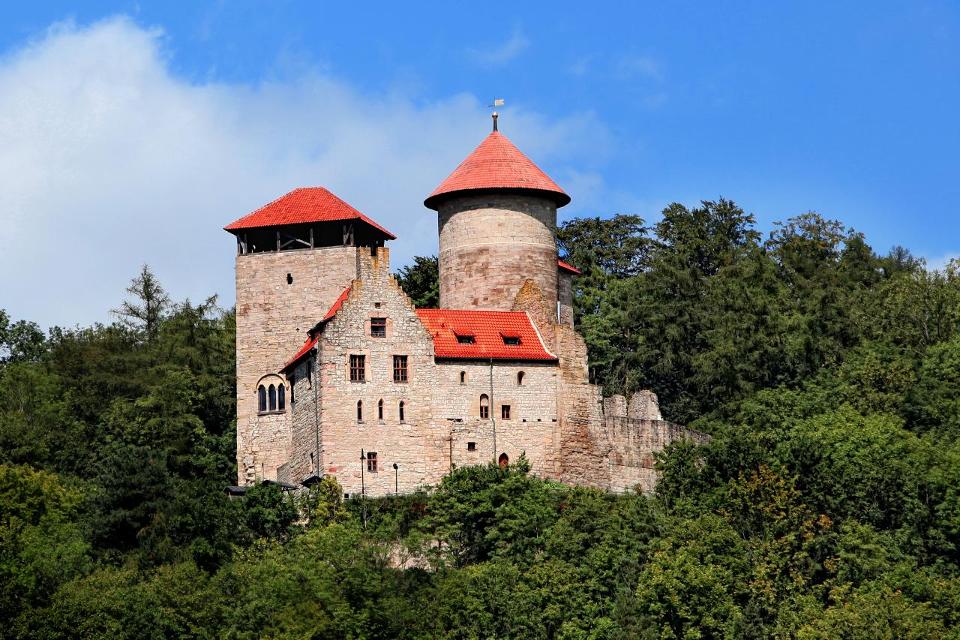 Seit dem frühen 12. Jahrhundert wacht der Normannstein über die Stadt. Die Herren von Treffurt machten eine komplette Burg mit den drei markanten Türmen daraus. Knapp 100 Treppenstufen führen für große und kleine Entdecker durch die Etagen der mod...