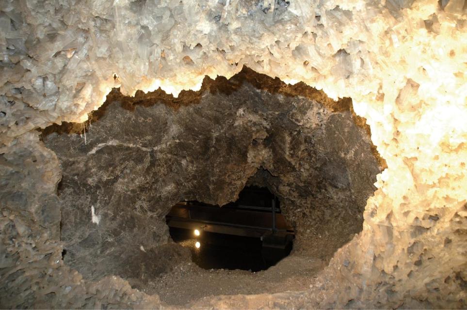 Die Marienglashöhle bei Friedrichroda ist eine eindrucksvolle Hinterlassenschaft des Bergbaus in Thüringen. 1775 begann man mit dem Bau des Eingangsstollens in der Hoffnung, dort Kupfer zu finden. 1778 fand man statt des erhofften Kupferschiefers eine ausgedehnte Gips-Lagerstätte; die Vorkommen w...