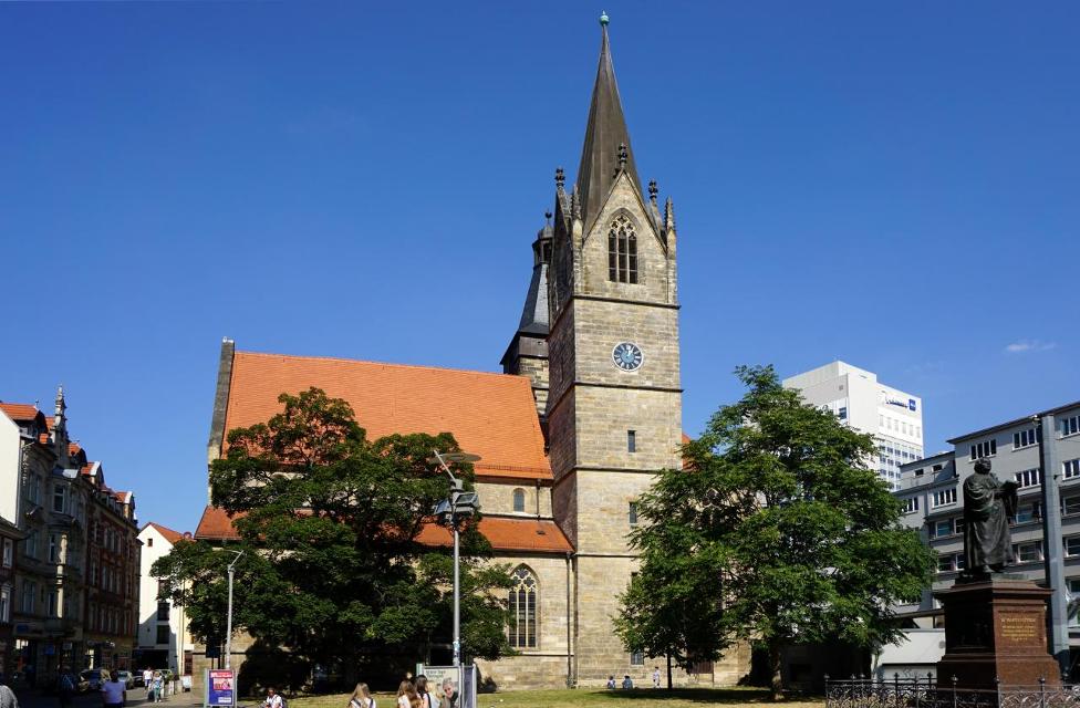 Die evangelische Kaufmannskirche auf dem nördlichen Anger ist eine der ältesten Pfarrkirchen der Stadt und besitzt als einzige Stadtkirche Erfurts zwei Türme. Ihr romanischer Vorgängerbau wurde erstmals 1248 erwähnt und diente den in Erfurt ansässigen Kaufleuten als Kirche. Nach dem schweren Stad...
