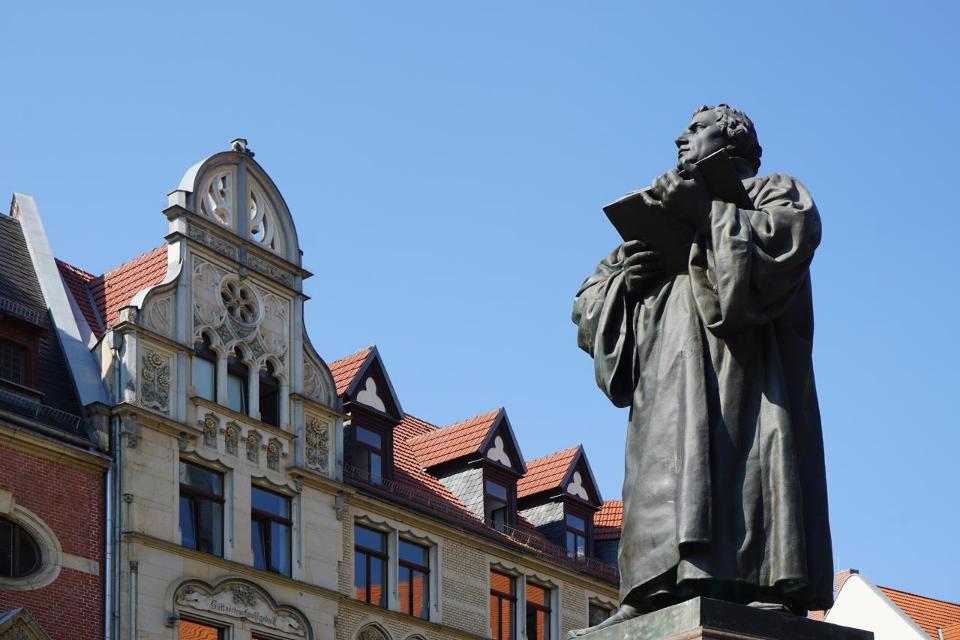 Auf der nördlichen Seite des Angers befindet sich das Erfurter Lutherdenkmal. Die imposante Bronzestatue zeigt den Reformator mit der geöffneten Bibel in der Hand.
Der Standort wurde nicht ohne Grund gewählt. Zum einen spiegelt das sechs Meter hoh...