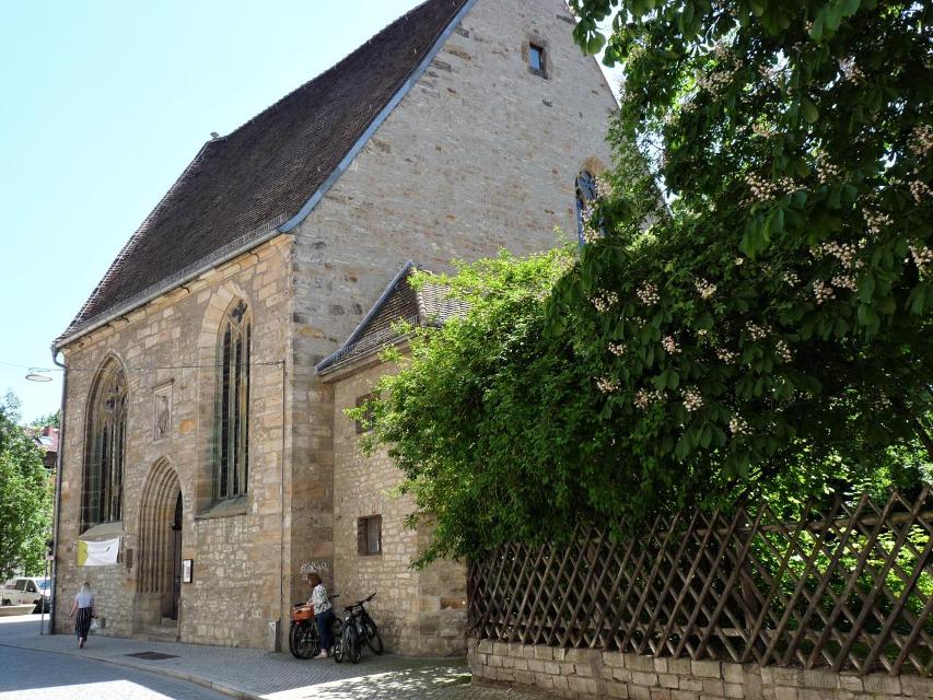 Mit der Gründung der Erfurter Universität, deren Hauptgebäude, das Collegium Maius, direkt gegenüber der Kirche errichtet worden war, wurde die Michaeliskirche (1278–1290) im Jahr 1392 Universitätskirche. Von 1501 bis 1505 nahm der in Erfurt studi...