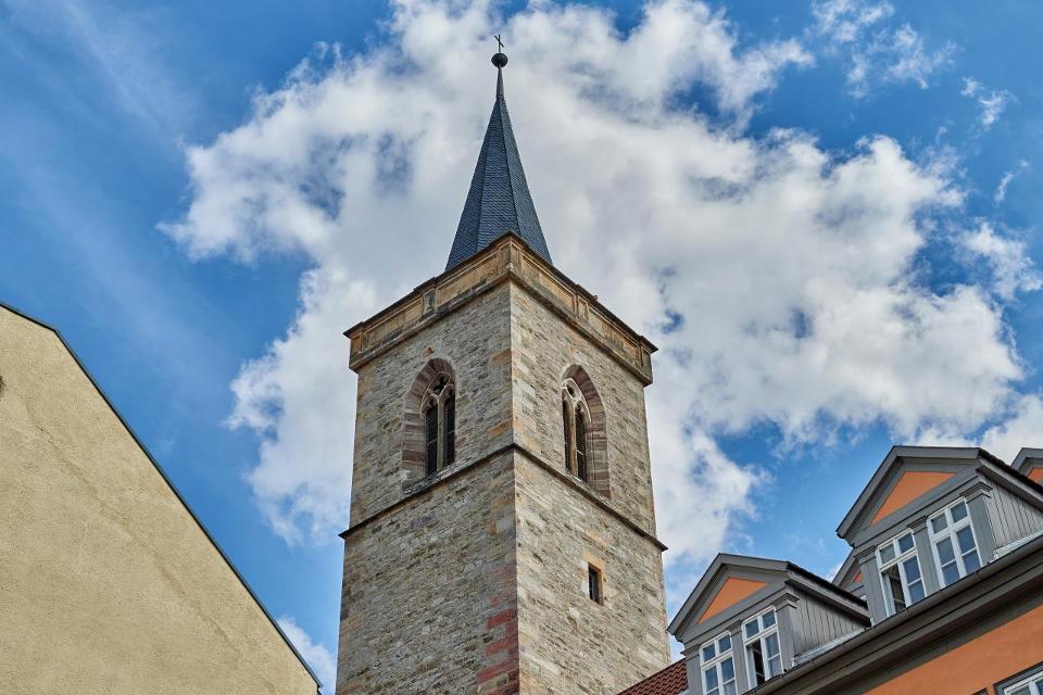 Die Ägidienkirche am östlichen Ende der Krämerbrücke wurde 1325 vornehmlich für Handelsreisende erbaut. Im Erdgeschoß befanden sich Nischen, in denen selbst Handel betrieben wurde, das Kirchenschiff liegt ein Stockwerk höher. Der Tabernakel, innen...
