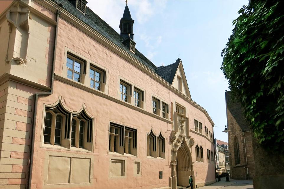 Das Collegium maius war das Hauptgebäude der Alten Universität in Erfurt. Es steht in der Michaelisstraße direkt gegenüber der Micheliskirche im ehemaligen lateinischen Viertel. Die Gründung der Universität Erfurt geht auf das Gründungsprivileg au...
