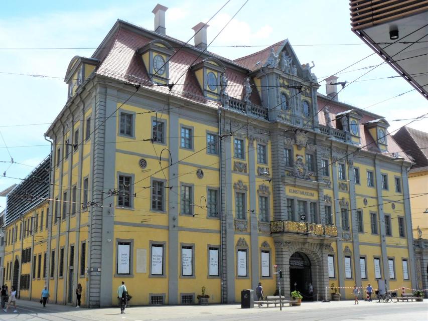 Der 1705-1711 errichtete kurmainzische Pack- und Waagehof zählt zu den schönsten Profanbauten der Barockzeit in Mitteldeutschland.
1886 wurde es als Städtisches Museum eingerichtet, aus dem das mehrspartige Kunstmuseum der Landeshauptstadt hervorg...