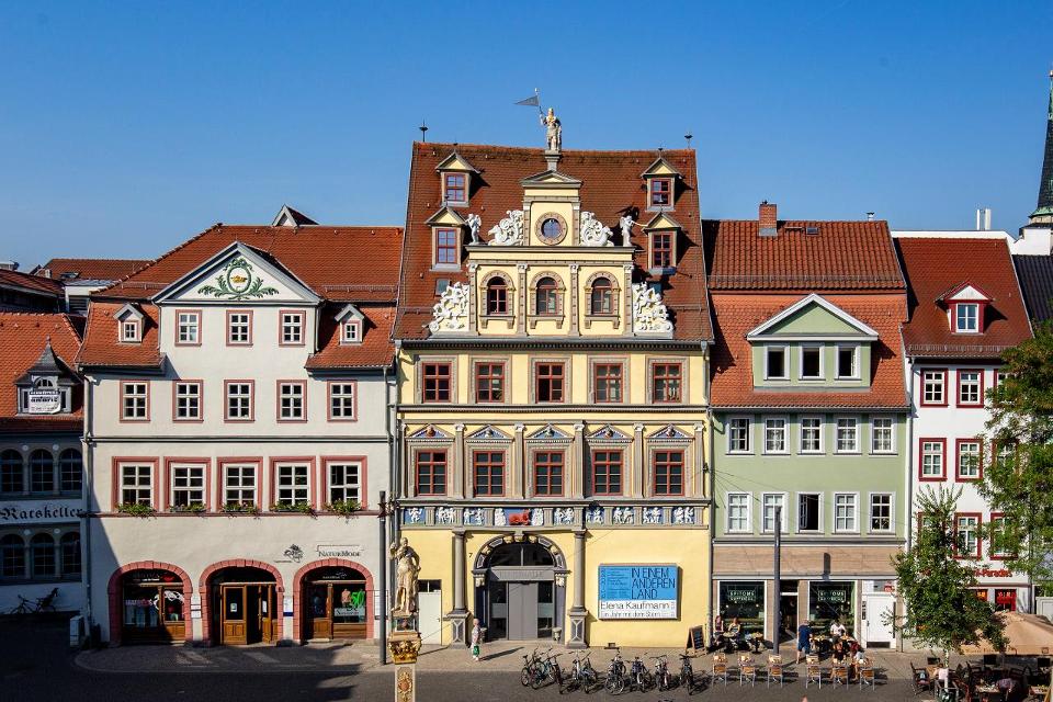 Die Kunsthalle Erfurt liegt mitten in der historischen Altstadt Erfurts, direkt gegenüber dem Rathaus, in einem 1562 im Stil der Renaissance umgebauten Patrizierhaus, dessen Fassadenschmuck das Gesicht des Fischmarktes wesentlich prägt. Regelmäßig...
