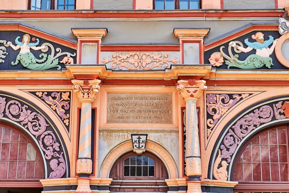 Ein Zeugnis der Frührenaissance gegenüber dem Historischen Rathaus im Weimar: Lucas Cranach der Ältere hatte hier auf dem Marktplatz seine 