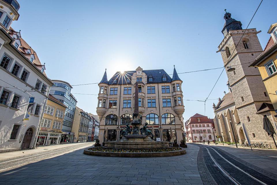 Am Angerbrunnen erfreuen sich Erfurter seit dem Jahr 1890. Er setzt einerseits dem erfolgreichen Bauabschluss der städtischen Zentralwasserleitung ein Denkmal und verknüpft andererseits traditionelle Erfurter Hauptgewerbe. 1880 wurde ein Wettbewer...