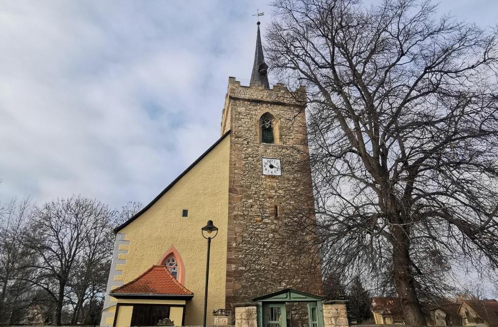 Im westlichen Ortsgebiet von Niederzimmern, einem Ortsteil Grammetals im Weimarer Land, steht die evangelische Dorfkirche St. Wigberti.
Die St. Wigberti Kirche ist eine von einst zwei Kirchen in Niederzimmern. 1854 wurde die zweite Kirche (St. Bon...