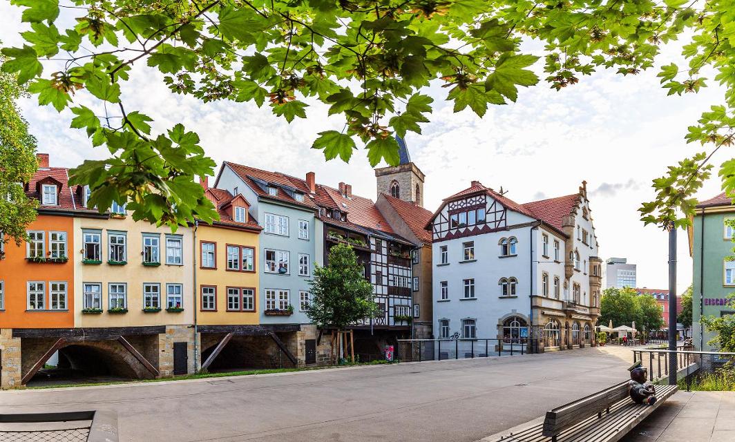 Eines der Wahrzeichen der Stadt Erfurt ist die Krämerbrücke, die längste durchgehend mit Häusern bebaute und bewohnte Brücke Europas. Die Krämerbrücke ist das interessanteste Profanbauwerk Erfurts, sie wurde zunächst aus Holz und 1325 aus Stein errichtet. Ursprünglich war die 120 m lange Krämerbr...