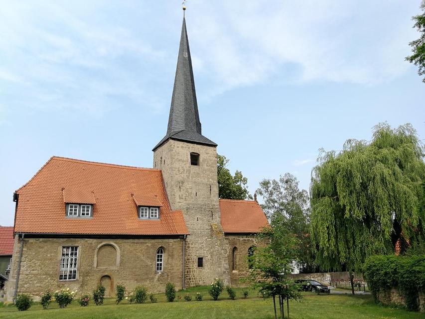 Der Turm der Kirche zu Umpferstedt ist so markant, dass ihn schon das älteste Gemeindesiegel abgebildet hat. Das Gotteshaus steht mitten im Ort etwas erhöht an einem mit Linden bestandenen Platz. Die Kirche war ursprünglich eine romanische Chortur...