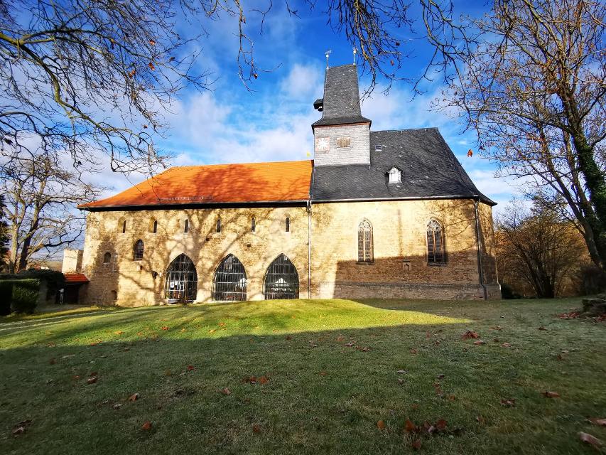 Kapellendorf verfügt über eine der ältesten bekannten Kirchen Thüringens. Eine erste Kirche hat an dieser Stelle bereits in der Zeit um 800 bestanden. Sie prägte den Namen des Ortes: Kapellendorf. Als adelige Eigenkirche gegründet, kam das Gottesh...