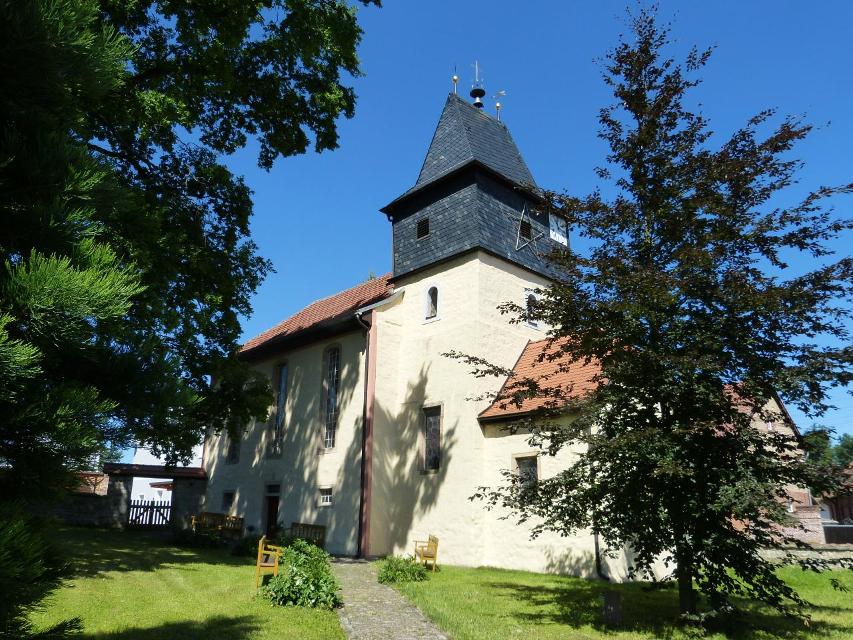 Zunächst als Wehrkirche errichtet, wurde sie im Jahr 1713 mit dem Bau des Kirchenschiffes als evangelische Kirche fertiggestellt. Aufgrund ihrer baulichen Eigenschaften kann sie dem 14. Jahrhundert zugeordnet werden.
In der Kirche St. Anna Oberndo...
