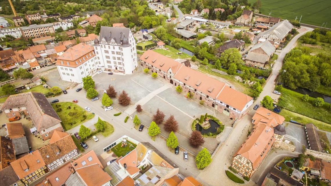 Weithin sichtbar überragen sie die Goldene Aue – die weißen Mauern des Schlosses Heringen. Das anerkannte Kulturdenkmal von nationaler Bedeutung wurde in den letzten Jahren aufwendig saniert. Rund 700 Jahre sind die Gemäuer alt und erstrecken sich...