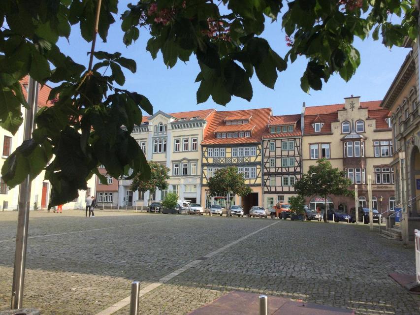 Das Areal der königlichen Pfalz gewann seit dem 12. Jh. allmählich städtischen Charakter. Die Stadtmauer des frühen 13. Jhs. schloss den alten Pfalzbereich bereits ein und im Jahr 1221 wird die Neustadt erstmals mit der Nennung eines dortigen Pfarrers erstmals erwähnt. Der Markt als Voraussetzung...
