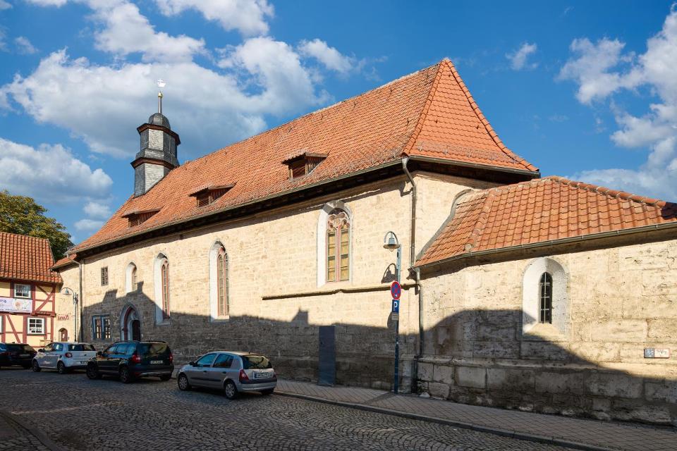 Nach Beginn des Stadtmauerbaus ab 1203/04 wurde das bis dahin freie Gelände nördlich des Inneren Frauentores genutzt, um ein erstes Hospital in der aufstrebenden Reichsstadt Mühlhausen zu errichten. Die um 1270 erbaute Hospitalkapelle ist die älte...