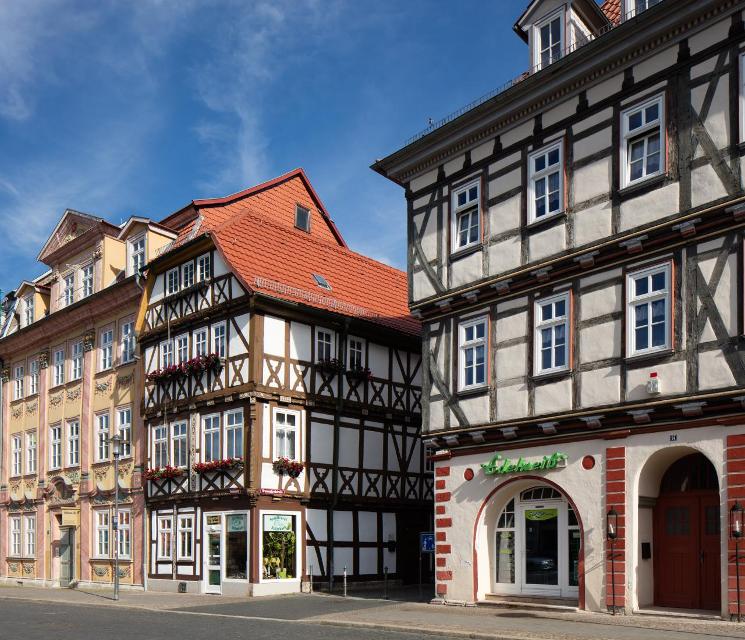 Das sehenswerte Fachwerkhaus befindet sich am Untermarkt 15 und ist seit vielen Jahrhunderten eine Bäckerei.
zur Geschichte:
Das heutige Gebäude ist von 1631, das verputzte Fachwerk mit den Andreaskreuzen wurde 1952 freigelegt. Von besonderer Bauk...