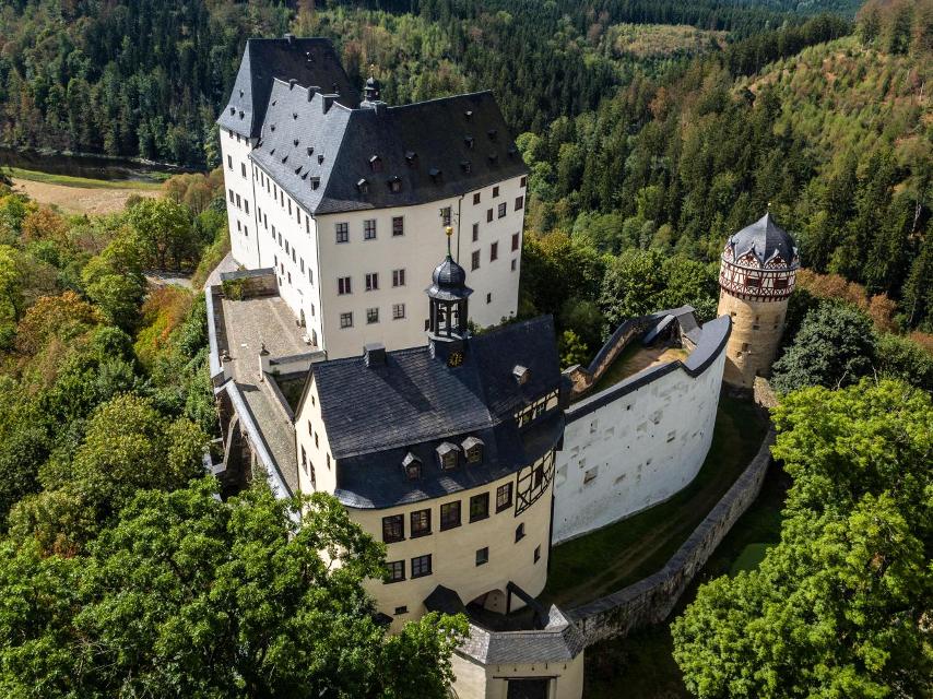 Schloss Burgk an der Saale ist die älteste und größte Schlossanlage des Thüringer Oberlandes und zählt nicht nur zu den bedeutendsten Kulturdenkmalen Thüringens, sondern gilt auch als eines der schönsten Schlösser Deutschlands. Malerisch am Ufer der Oberen Saale zwischen Bleiloch- und Hohenwarte-...