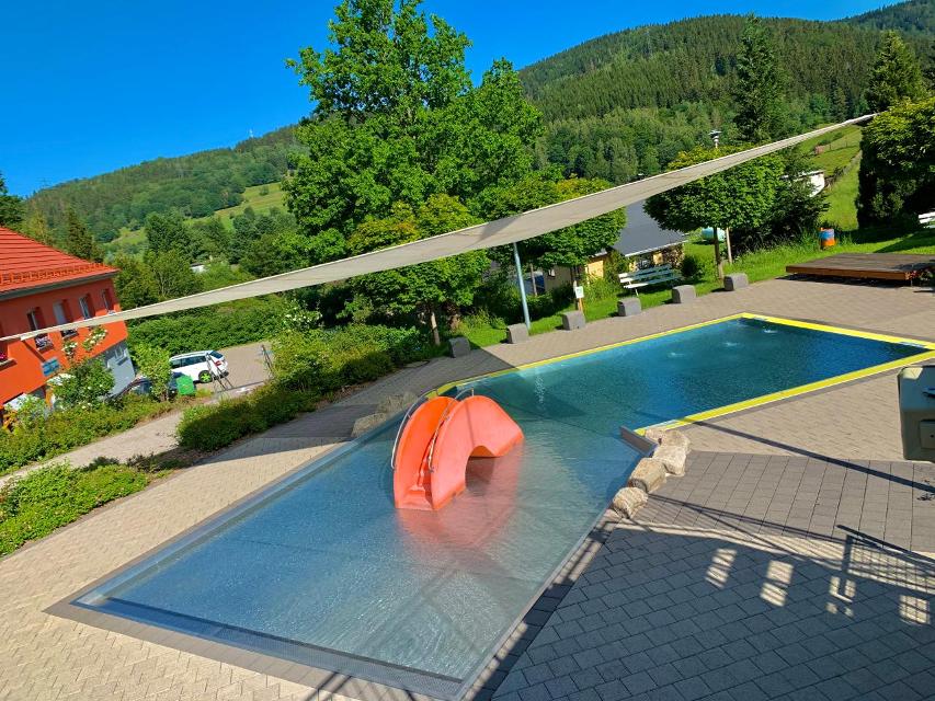Das solarbeheizte,
familienfreundliche Terrassenbad in Schönbrunn 
zählt zu den schönsten Freibädern im Land Thüringen.
Es verfügt über einen Sprungbereich (3 m und 1 m), ein Sportbecken mit 4 x 25-m-Bahnen, einen Nichtschwimmerbereich mit einer Edelstahlrutsche und einen Kleinkinderbereich.
Das ...