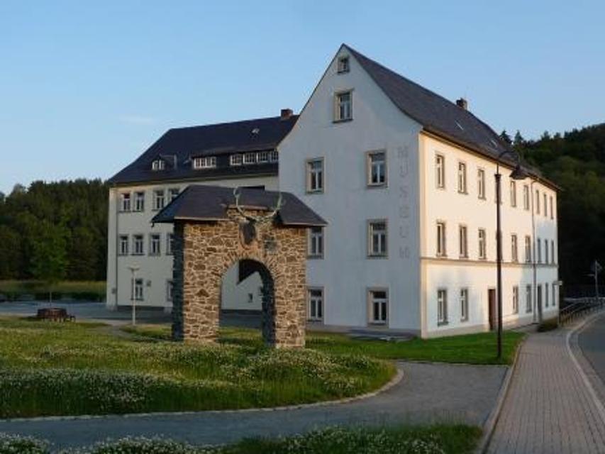 Das Museum für Gerberei und Stadtgeschichte befindet sich in der Stadt Hirschberg, welches sich unmittelbar in der Nähe des Frankwaldlandes sowie im Naturpark Thüringer Schiefergebirge Obere Saale befindet. Es gehört zu Thüringen und liegt im Saale-Orla-Kreis.
Es befindet sich im ehemaligen Bürog...