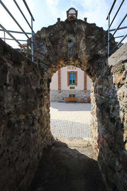 Der Bergfried der Saalburg war ursprünglich das weithin sichtbare Zeichen der Fortifikation auf dem Schlossberg. Der Turm mit einem Durchmesser von ca. 10 m war ursprünglich 35 bis 40 m hoch. 1913 stürzte er aus ungeklärter Ursache in sich zusamme...
