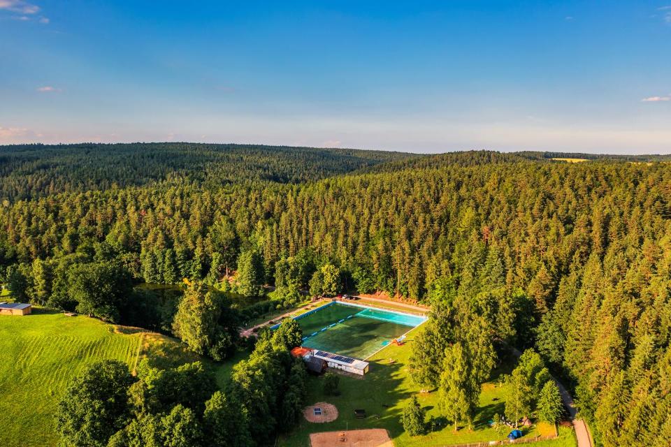 In ruhiger, landschaftlich idyllischer Lage erwarten Sie im größten Waldbad Thüringens über 4000 m² Wasserfläche und 10.000 m² Liegewiese. Unsere Wasserqualität ist aufgrund des weichen Quellwassers vorzüglich. Auf dem Beachvolleyballplatz oder mi...