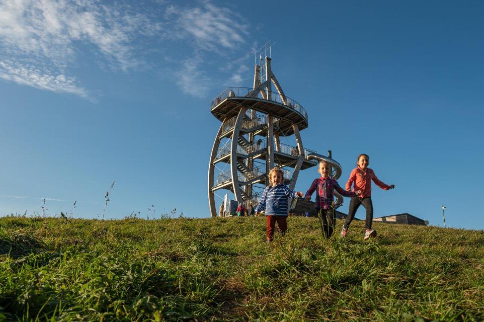 Im Herzen des UNESCO Biosphärenreservats Rhön befindet sich die Aussichtsplattform „Noahs Segel“ auf dem 814 Meter hohen Berg Ellenbogen bei Oberweid. Der Ellenbogen ist der höchste Berg der Thüringer Rhön. Der 21 Meter hohe Turm hat neun Etagen und 84 Stufen. Der Aufstieg belohnt mit einem unver...