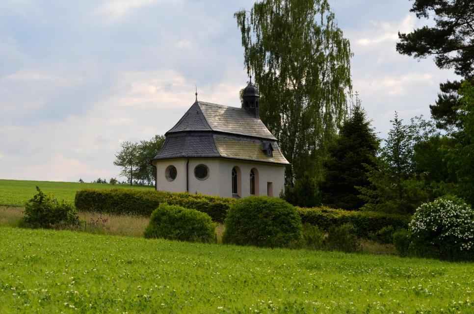 Malerisch gelegen in der Landschaft der Thüringer Vogtlands unweit der Saale liegt das Örtchen Dörflas. Hier befindet sich die wahrscheinlich kleinste Kirche Mitteldeutschlands.
Erst 1935 wurde die Kapelle für das damalige Rittergut errichtet. Während das Gut 1948 zerstört wurde, blieb das Gottes...