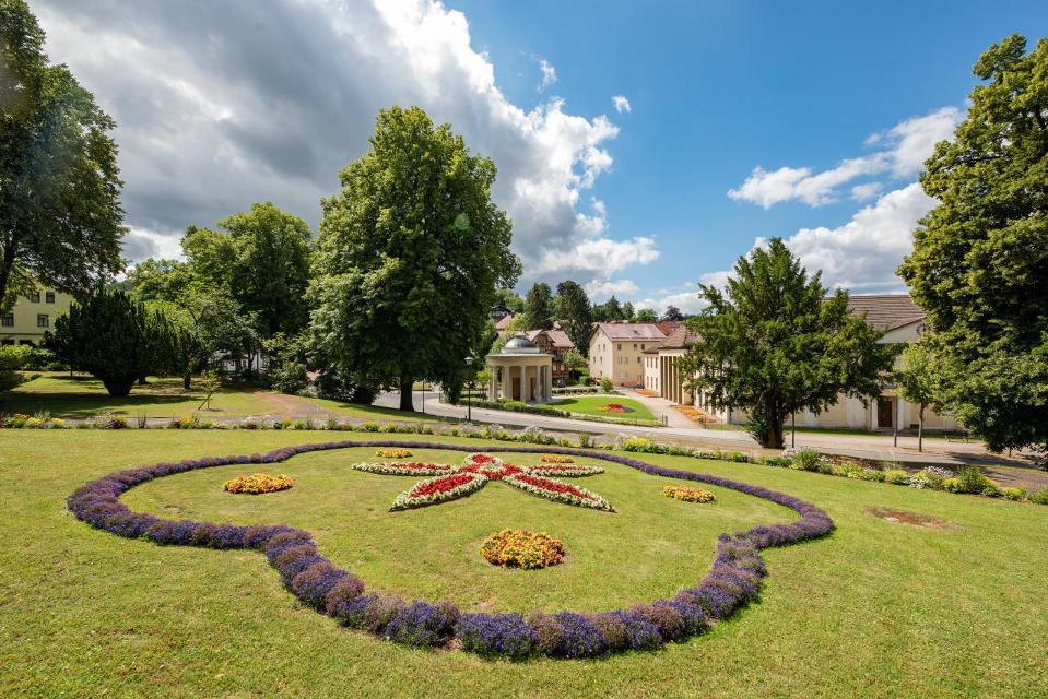 Der Historische Kurpark Bad Liebenstein wurde 1799 angelegt und umfasst mit dem dazugehörigen Burgberg fasst 30 ha. Er beginnt im Ortszentrum an der Herzog-Georg-Straße und steigt hinauf zum Burgberg. Im Historischen Kurpark liegen die Wandelhalle...