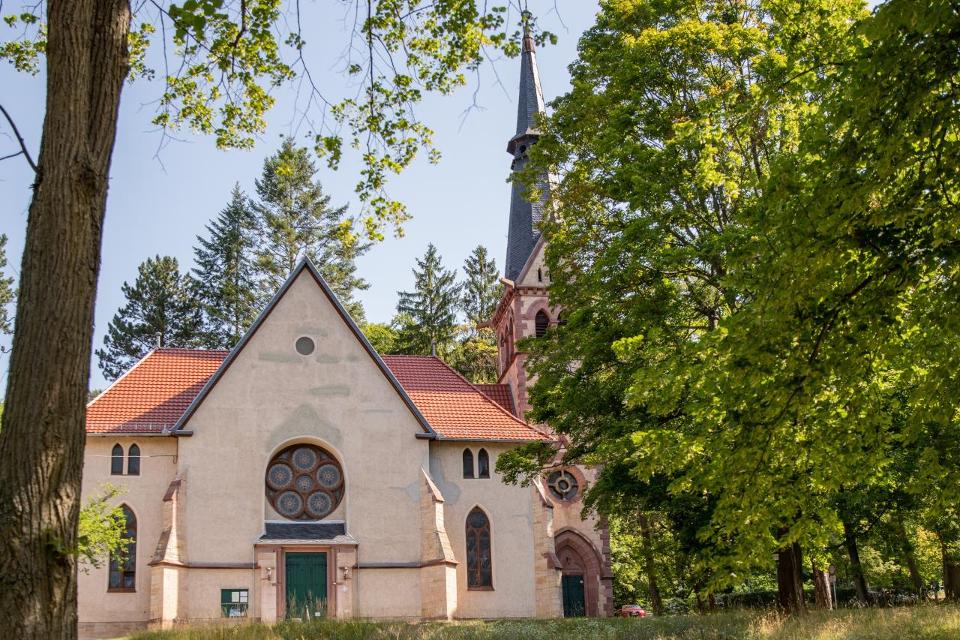In Bad Liebenstein gibt es schon seit dem 17. Jahrhundert eine Kirche. Am 21. September 1684 wurde in dem kleinen Ort Grumbach die Kirche eingeweiht. Dieser Platz ist heute neben der Historischen Post zu finden.
Die damalige Kirche war gedacht für...