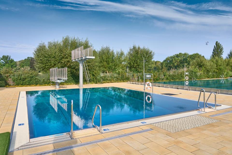 Genießen Sie im 2020 eröffneten Freibad am Schwanenteich in Mühlhausen eine vielseitige Badelandschaft mit insgesamt über 1.100 m² Wasserfläche.
Auf Sie wartet ein Schwimmerbecken mit sechs 25-Meter-Bahnen, ein Springerbecken mit einem 1-Meter-Bre...