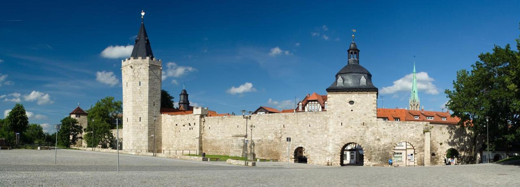 Die auf 2,2 km erhaltene Stadtmauer verdeutlicht die Wehrhaftigkeit und Bedeutung der einstigen freien Reichsstadt. Mühlhausen verfügt damit über eine nahezu vollständig erhaltene Verteidigungsanlage. Sie lässt sich auf einer Länge von 370 Metern ...