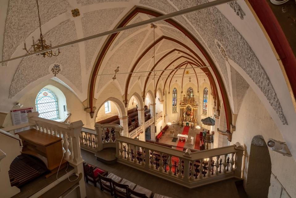 Die ab 1352 errichtete Petrikirche war der Deutschordenspfarrei der Neustadt zugehörig. Der Bau erhielt seine heutige Gestalt 1893-1895 durch Wiedereinwölbung und Verlängerung des Schiffes nach Westen mit neuer Fassade. Im nördlichen Seitenschiff ...
