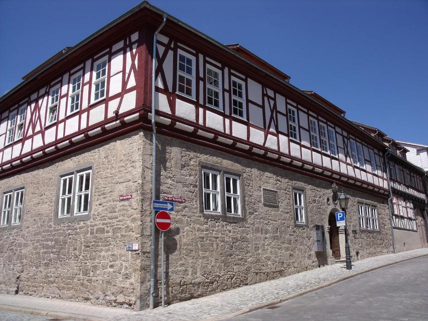 Das Haus war von der Mitte des 13. bis Mitte des 16. Jahrhundert Sitz der Deutschordensherren in der Oberstadt. Von Februar 1525 bis Mai 1525 wird es das Wohnhaus Thomas Müntzers. In der gegenüberliegenden Marienkirche predigte der neben Martin Lu...