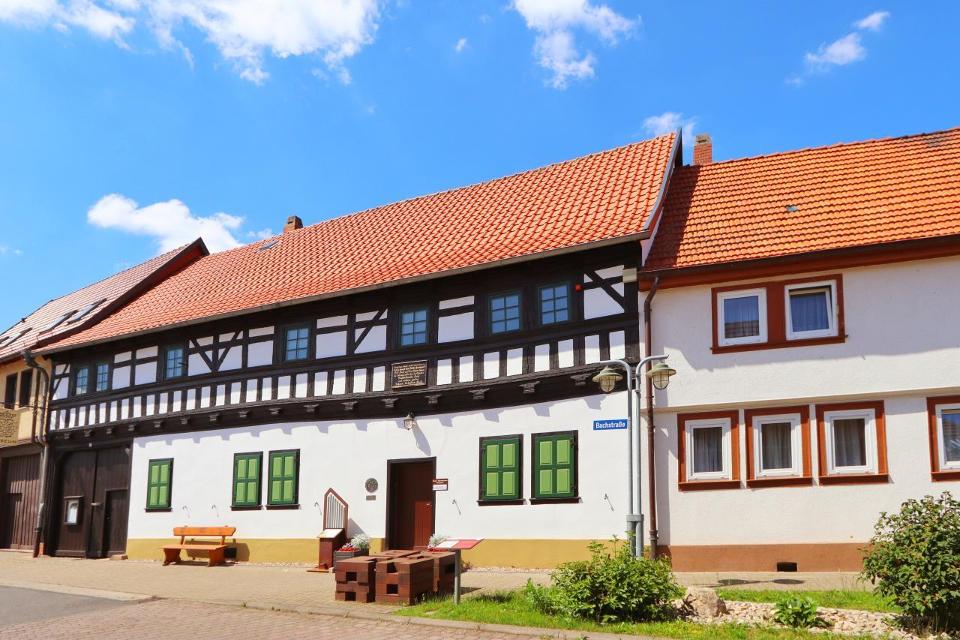 Das Bach-Stammhaus, auch bekannt als Oberbackhaus, wurde bereits von Veit Bach bewohnt und beherbergt seit 1994 eine Bach-Gedenkstätte mit einem Museum über den Ort Wechmar zu Veit Bachs Zeiten, die heutige Bachpflege des Ortes und Ausstellungstei...