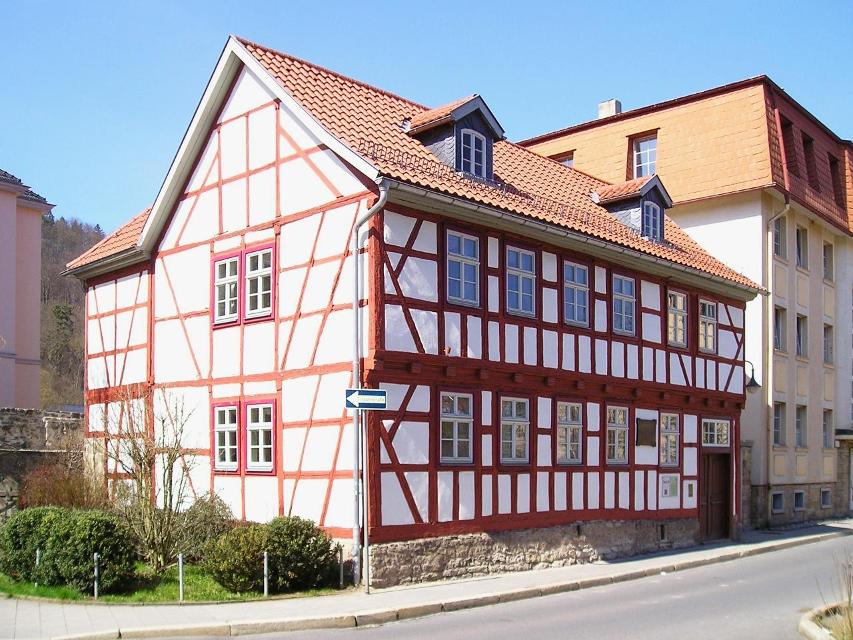 Der schlichte fränkische Fachwerkbau ist seit 1738 nachweisbar. Im 18. Jahrhundert wurde das heutige Hinterhaus noch als "Stadel" (Scheune) und wahrscheinlich auch als Metzgerei genutzt. Das Hinterhaus sowie der Hausgarten grenzen an einen erhalte...