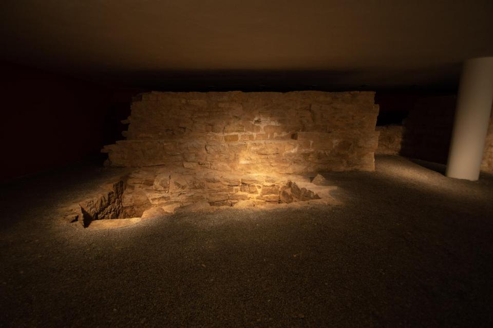 Die Sonderhäuser Mikwe wurde 1996 bei archäologischen Grabungen im Vorfeld der Erschließung des Postplatzes für den Bau eines Einkaufszentrums als Zufallsfund entdeckt. Sie grenzt direkt an die Reste der mittelalterlichen Stadtmauer an und wird du...