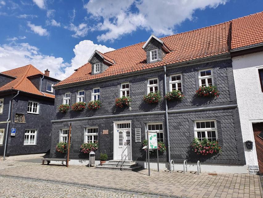 Das Heinse-Haus ist eines der ältesten Gebäude im Stadtzentrum von Langewiesen. Als Geburtshaus des Dichters und Kunsttheoretikers Johann Jacob Wilhelm Heinse (1746-1803) war es viele Jahre der Wohnsitz seiner Familie. Das Nachbargebäude wurde 200...