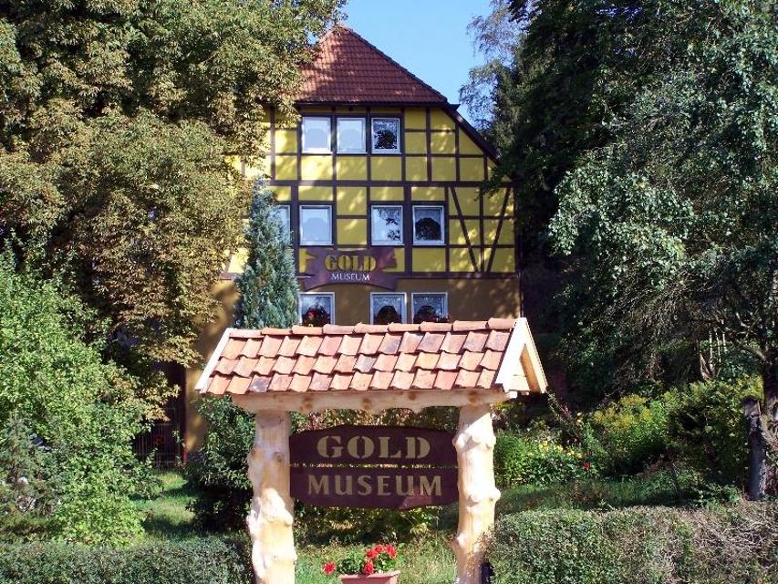 Im Deutschen Goldmuseum erfahren Sie Informatives, Unterhaltsames und Anregendes zum Thema Gold! Wer es selbst auch einmal versuchen möchte, kann hier auch sein echtes eigenes Gold waschen! Wir bieten für jeden Anspruch den richtigen Kurs an, vom ...