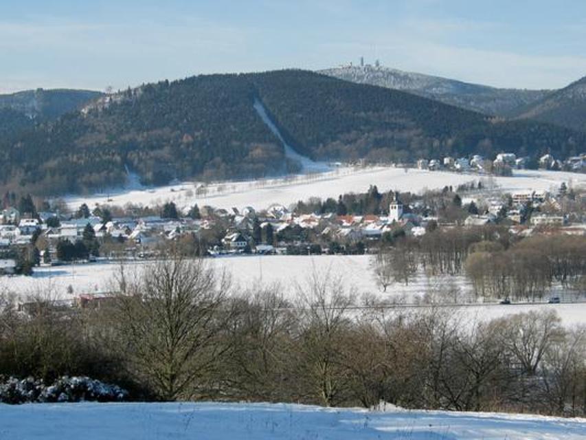 Wintersport am Inselsberg
Bad Tabarz ist ein vielbesuchter Ort für Anhänger des Wintersportes. Mitten im Thüringer Wald am Fuße des Inselsberges gelegen, finden sich in und um Bad Tabarz die unterschiedlichsten Möglichkeiten, einen aktiven, an Bew...