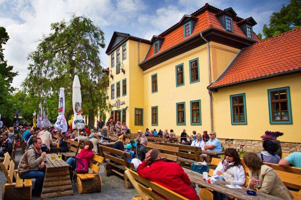 Das Restaurant Jagdschloss im Freizeit- und Erholungspark Possen bei Sondershausen lädt seine Gästen zu traditioneller Küche, oft mit regionalen Zutaten ein. Besonders beliebt sind - passend zur historischen Nutzung des Ensembles - die Wildgericht...