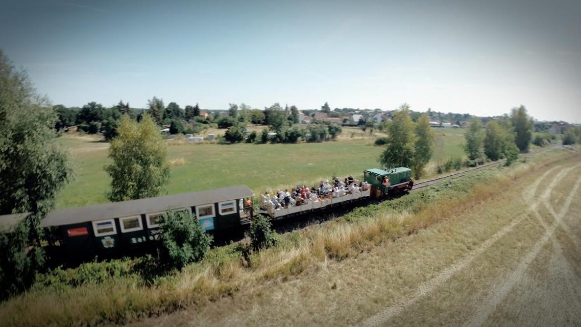 Der Verein Kohlebahnen e.V. betreibt auf einem Schienennetz von ca. 15 km einen Bahnbetrieb zwischen Meuselwitz in Thüringen und Regis-Breitingen in Sachsen, welcher die Traditionen des Fahrbetriebes im Braunkohlebergbau bewahrt. Wo einst die Brau...