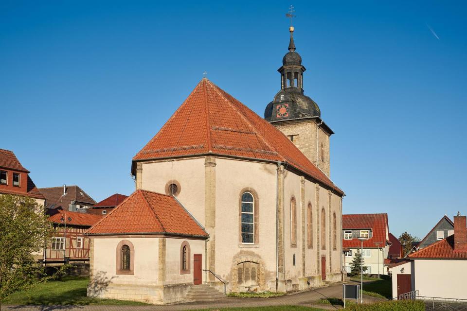 In der Ortschaft Kreuzebra der Stadt Dingelstädt befindet sich die Kirche“ St. Sergius & Bacchus“. Die Kirche, gebaut im Barockstil von 1738 bis 1740, ist die dritte Kirche am gleichen Standort. Im Inneren wurde die Kirche architektonisch reich ausgestattet. Auf der Westseite befindet sich der Tu...